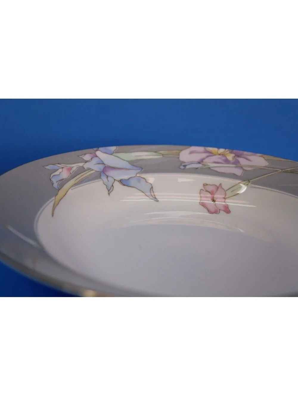 Vtg Rimmed Serving/Soup 8 3/8